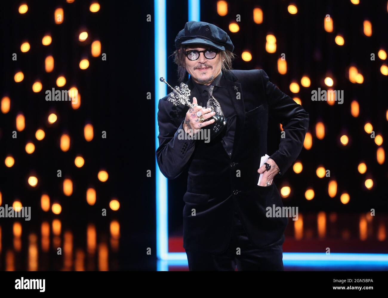 Saint-Sébastien, Espagne. 22 septembre 2021. L'acteur Johnny Depp reçoit le Donostia Award, le plus haut prix honorifique du festival lors du 69e Festival du film de San Sebastian à San Sebastian, en Espagne. Crédit : Isabel Infantes/Alay Live News Banque D'Images