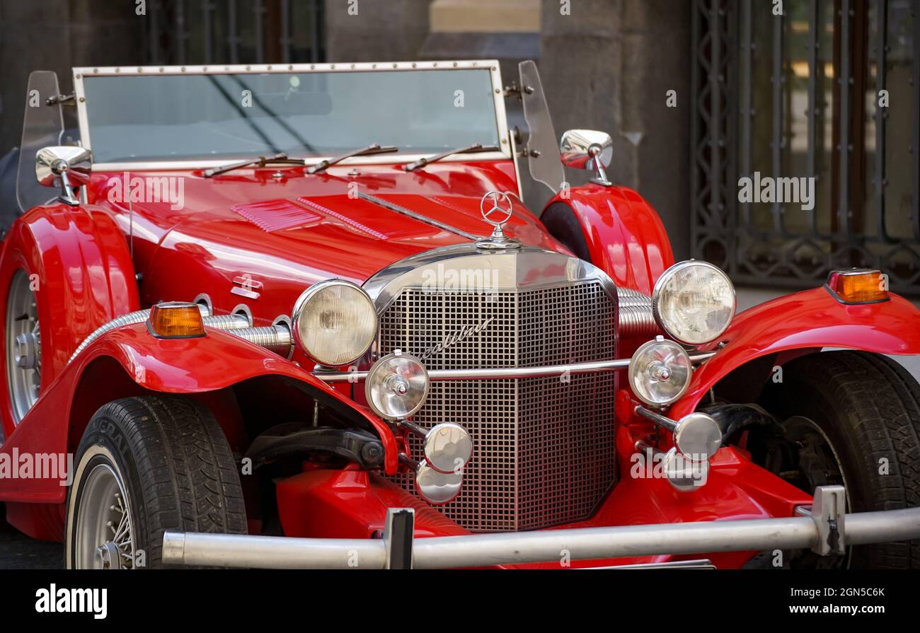 Bucarest, Roumanie - 19 août 2021 : une voiture rouge Excalibur des années 1970 SS est garée devant le Marmorosch Bucarest, Autograph Collection Hotels de Ma Banque D'Images