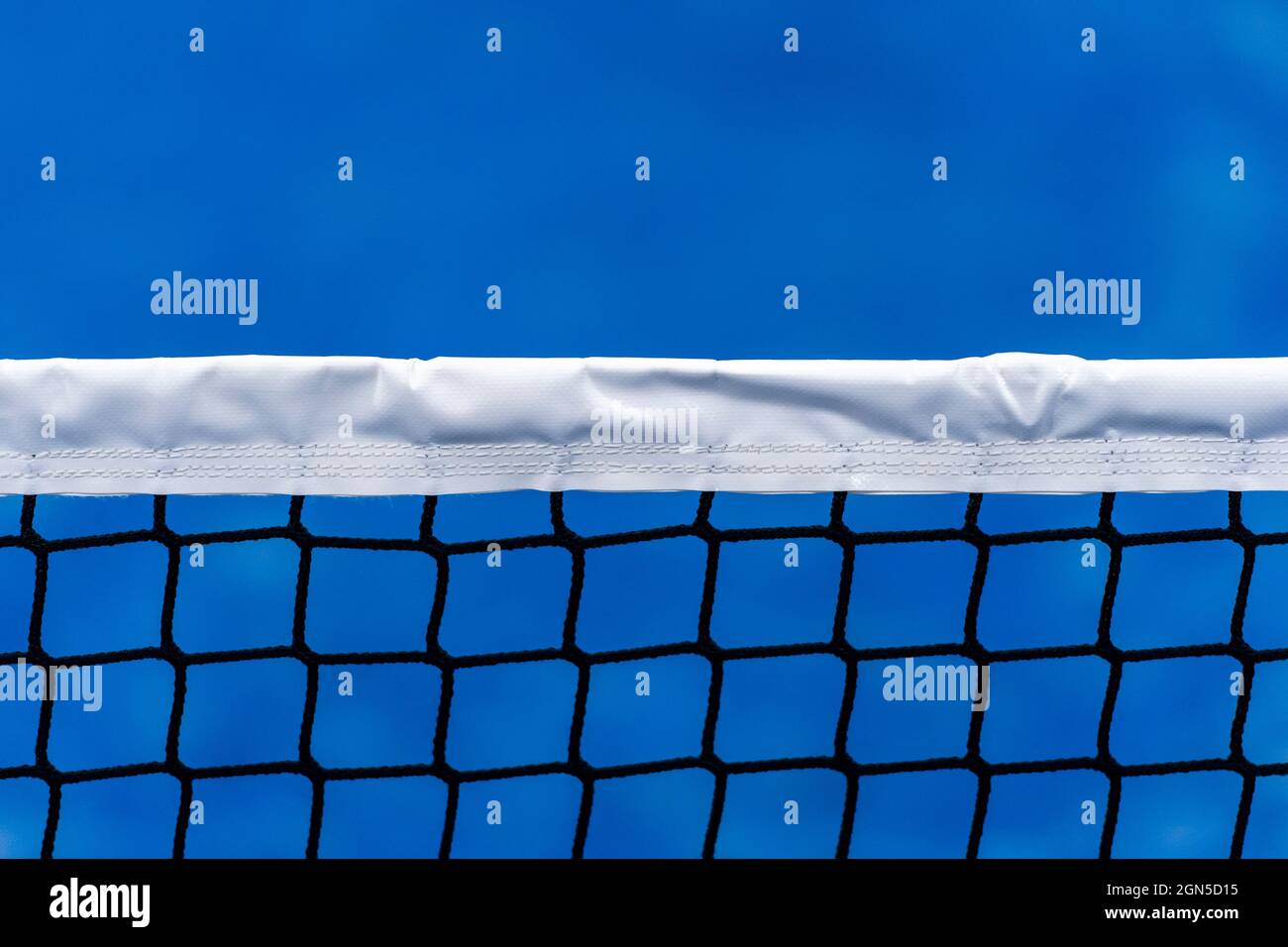 Paddle-tennis, volley-ball et filet de tennis sur terrain bleu. Concept de tennis. Affiche sport horizontale, cartes de vœux, en-têtes, site Web Banque D'Images