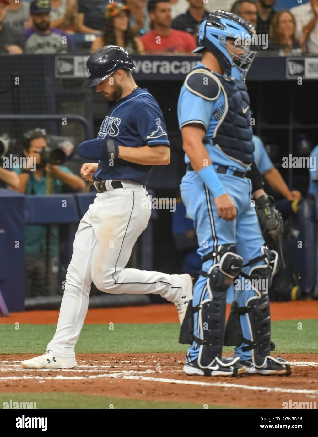 Saint-Pétersbourg, États-Unis. 22 septembre 2021. Le Brandon Lowe (L) de Tampa Bay Rays est exécuté par Reese McGuire (R), un Catcher des Blue Jays de Toronto, pour marquer une mouche de sacrifice de Yandy Diaz lors du troisième repas au Tropicana Field, à Saint-Pétersbourg, en Floride, le mercredi 22 septembre 2021. Photo de Steven J. Nesius/UPI crédit: UPI/Alamy Live News Banque D'Images