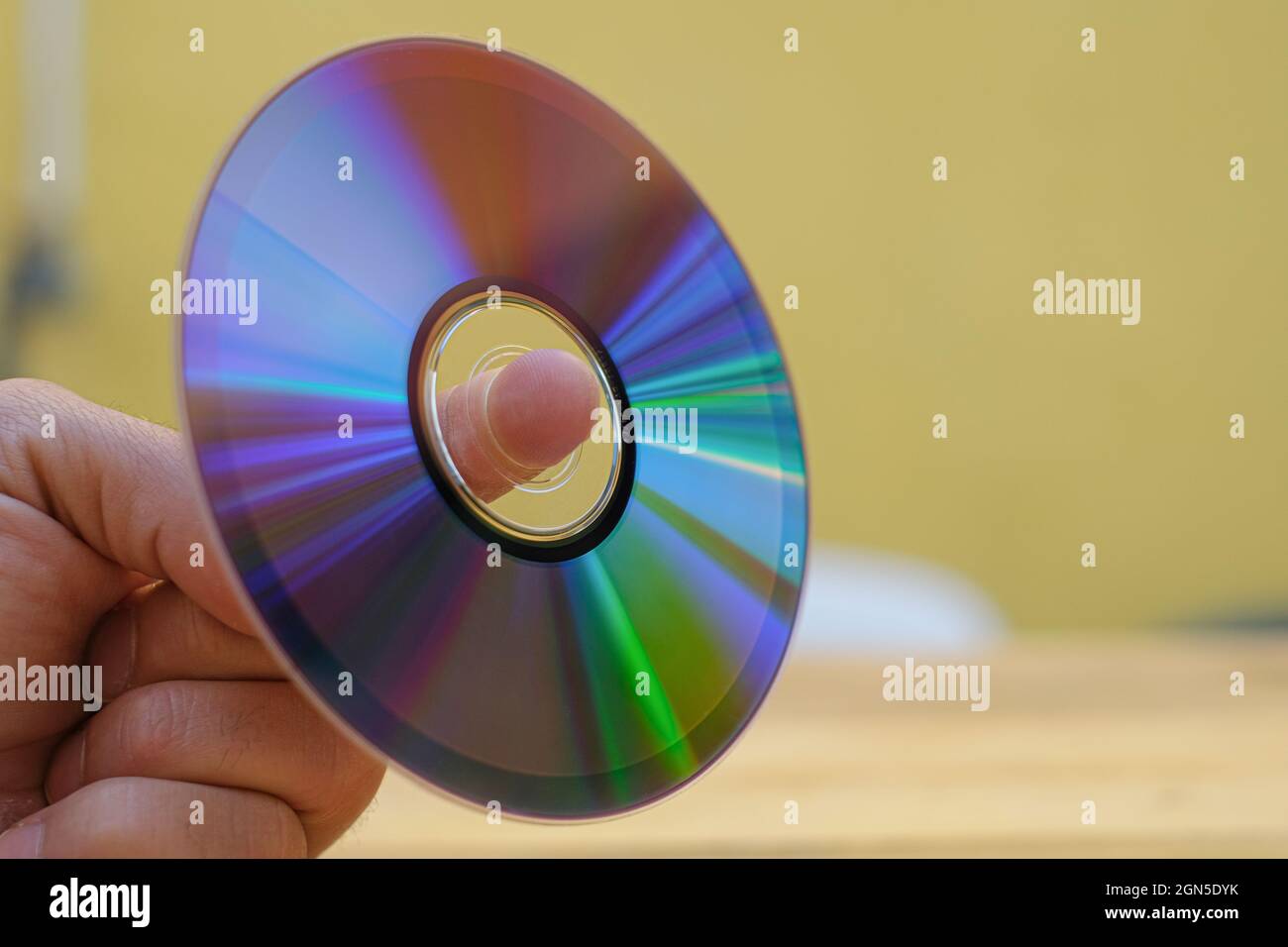 Man tient un disque de cd-rom usagé, technologie de dispositif de stockage de données Banque D'Images
