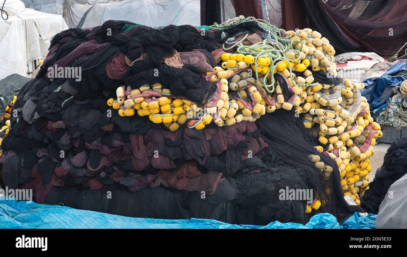Pile de filet de pêche dans le port de navires de Rumeli Feneri dans le district de Sariyer. Banque D'Images