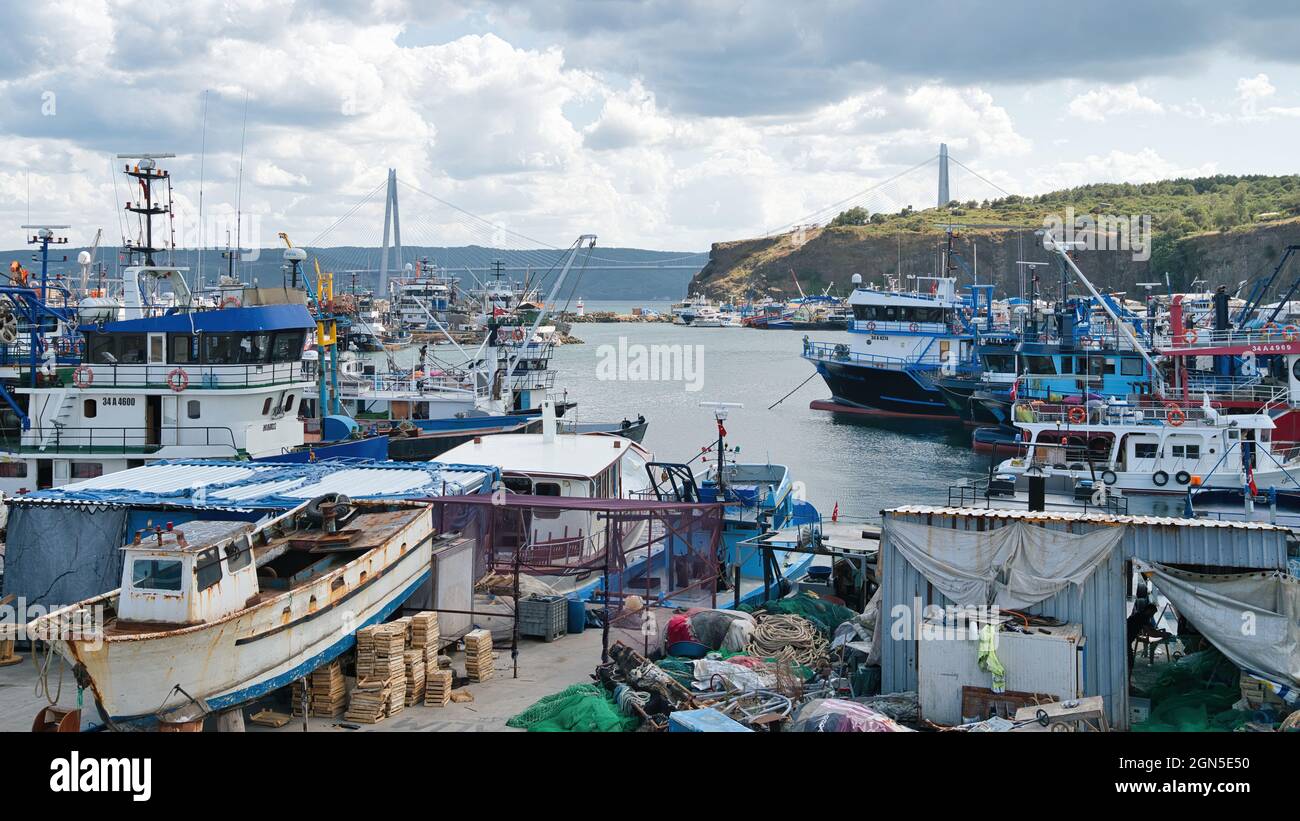 Rumeli Feneri, Istanbul, Turquie - août 2021 : port de Rumeli Feneri dans le district de Sariyer. Vue sur les bateaux de pêche dans le port. Banque D'Images
