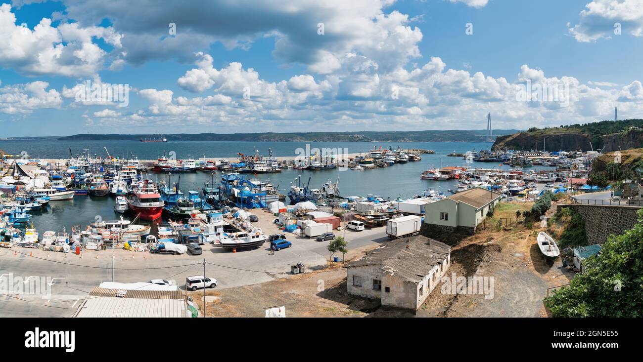 Rumeli Feneri, Istanbul, Turquie - août 2021 : port de Rumeli Feneri dans le district de Sariyer. Vue sur les bateaux de pêche dans le port. Banque D'Images