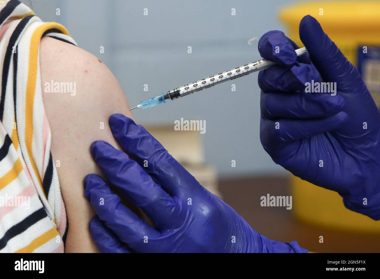 Londres, Royaume-Uni. 10 septembre 2021. Un membre du personnel du NHS administre le vaccin Covid-19 de Pfizer à une femme dans un centre de vaccination. Selon le ministère de la Santé et des Affaires sociales, le Royaume-Uni enverra un million de doses du vaccin contre le coronavirus Pfizer en Corée du Sud. En retour, la Corée du Sud enverra le même « volume global de doses » avant la fin de 2022. Crédit : SOPA Images Limited/Alamy Live News Banque D'Images