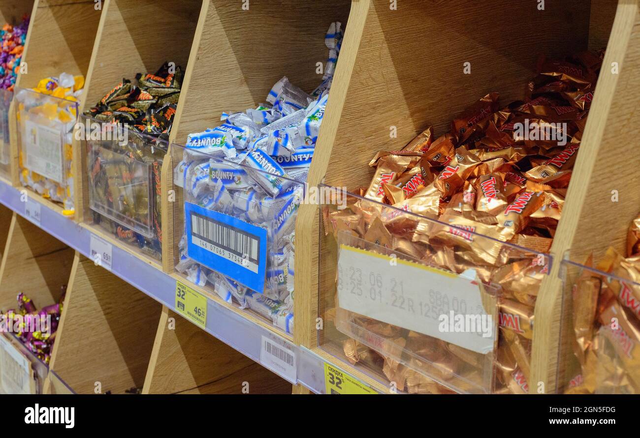 2021: Rack en bois de confiserie de la production Mars en supermarché Banque D'Images