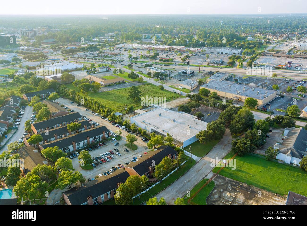 À l'ouest de la banlieue du centre-ville de Houston, Texas au loin Banque D'Images