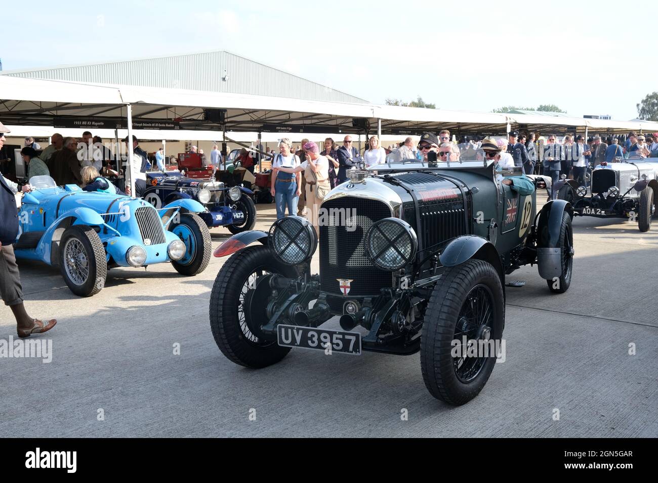 Septembre 2021 - Bentley dans le Paddock de la rencontre de la course de Goodwood Revival pour les voitures d'époque et les motos. Beaucoup de folk robe pour convenir à l'époque Banque D'Images