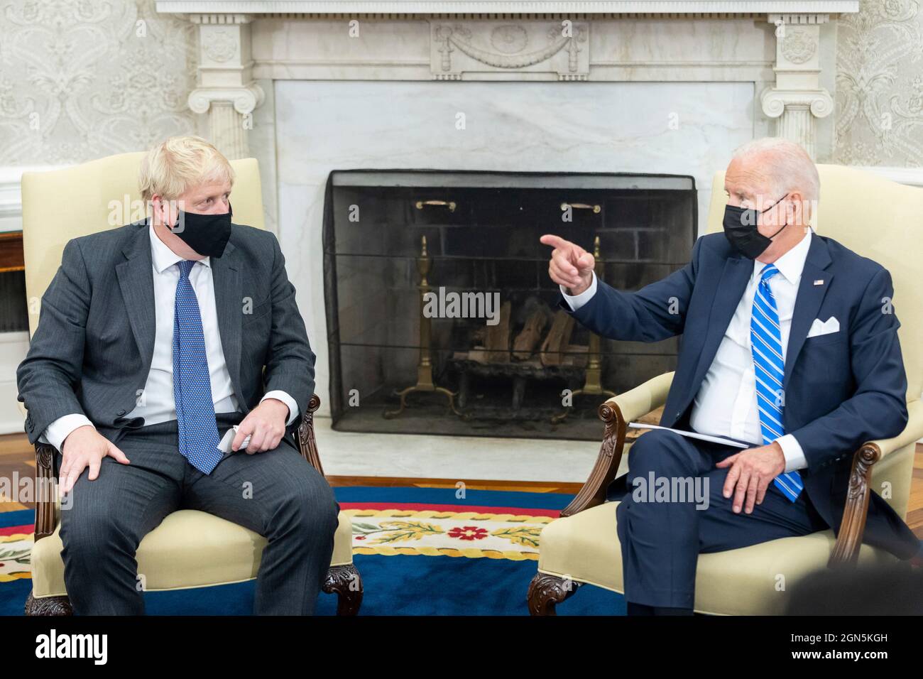 Washington, États-Unis d'Amérique. 21 septembre 2021. Washington, États-Unis d'Amérique. 21 septembre 2021. Le président américain Joe Biden, à droite, rencontre le Premier ministre britannique Boris Johnson dans le bureau ovale de la Maison Blanche le 21 septembre 2021 à Washington, DC Credit: Adam Schultz/White House photo/Alay Live News Banque D'Images