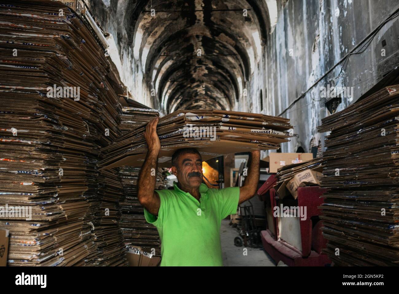 Izmir, Izmir, Turquie. 22 septembre 2021. Homme collectant des papiers durs de seconde main de divers magasins et les gardant dans l'historique Cakaloglu Han à vendre, l'un des plus anciens bazar de gros de l'histoire de la ville. Les nouveaux matériaux de notre époque sont stockés dans des bâtiments vieux de plusieurs centaines d'années. (Image de crédit : © Uygar Ozel/ZUMA Press Wire) Banque D'Images