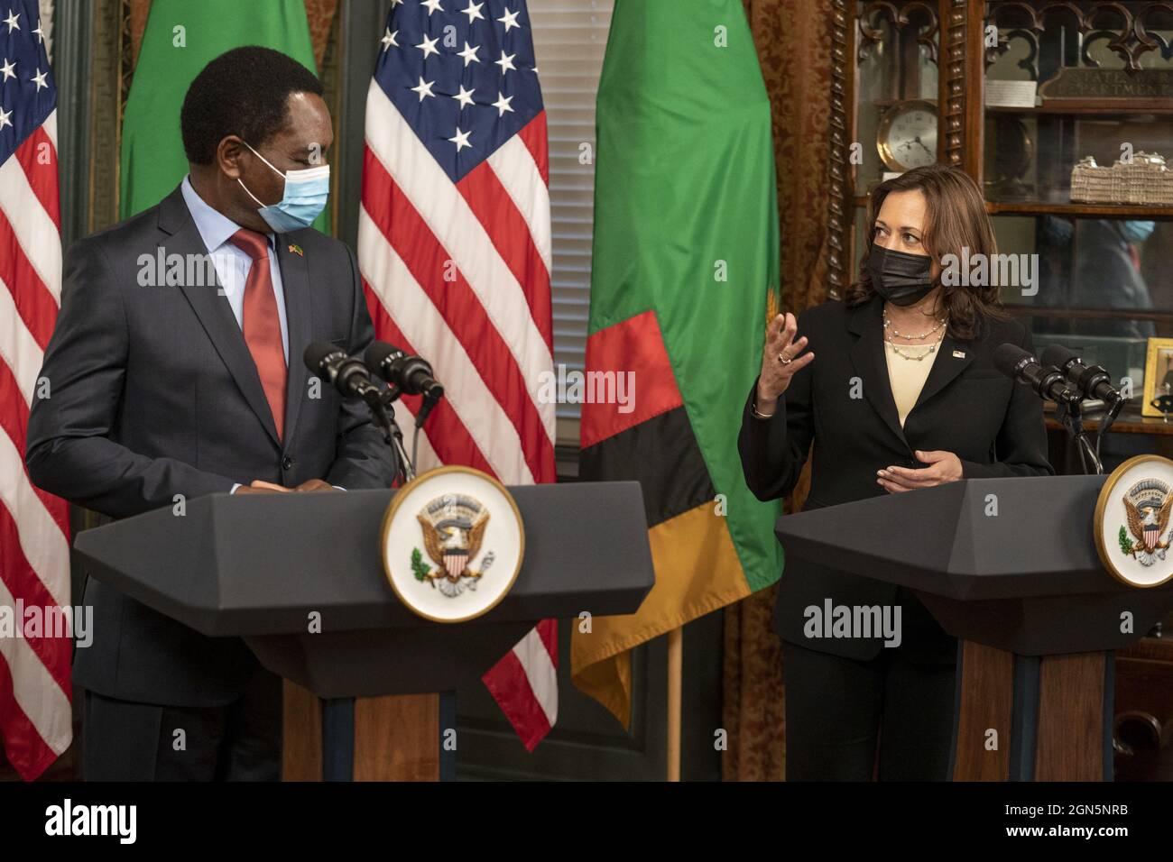 Le vice-président Kamala Harris rencontre son Excellence Hakainde Hichilema, Président de la République de Zambie au bureau de cérémonie du vice-président dans le bâtiment du bureau exécutif Eisenhower à Washington, DC, le mercredi 22 septembre 2021. Photo de Ken Cedeno/Pool/ABACAPRESS.COM Banque D'Images