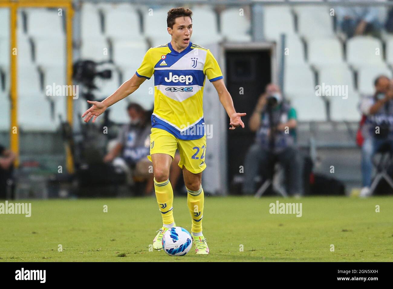 Federico Chiesa, l'avant-scène italien de Juventus, contrôle le ballon lors de la série Un match de football entre Spezia et Juventus au stade Alberto Picco, la Spezia, en Italie, le 22 2021 septembre. Banque D'Images