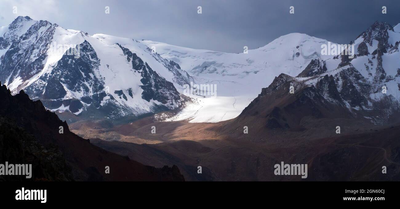 Vue sur les sommets enneigés des montagnes. Banque D'Images