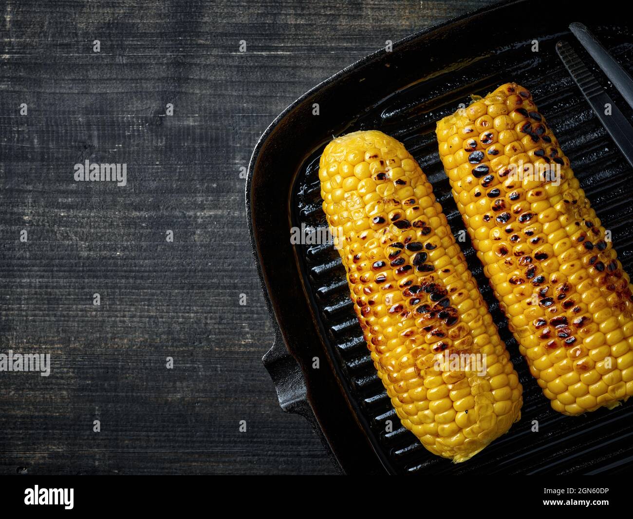 poêle de maïs grillé sur table de cuisine en bois noir, vue sur le dessus  Photo Stock - Alamy