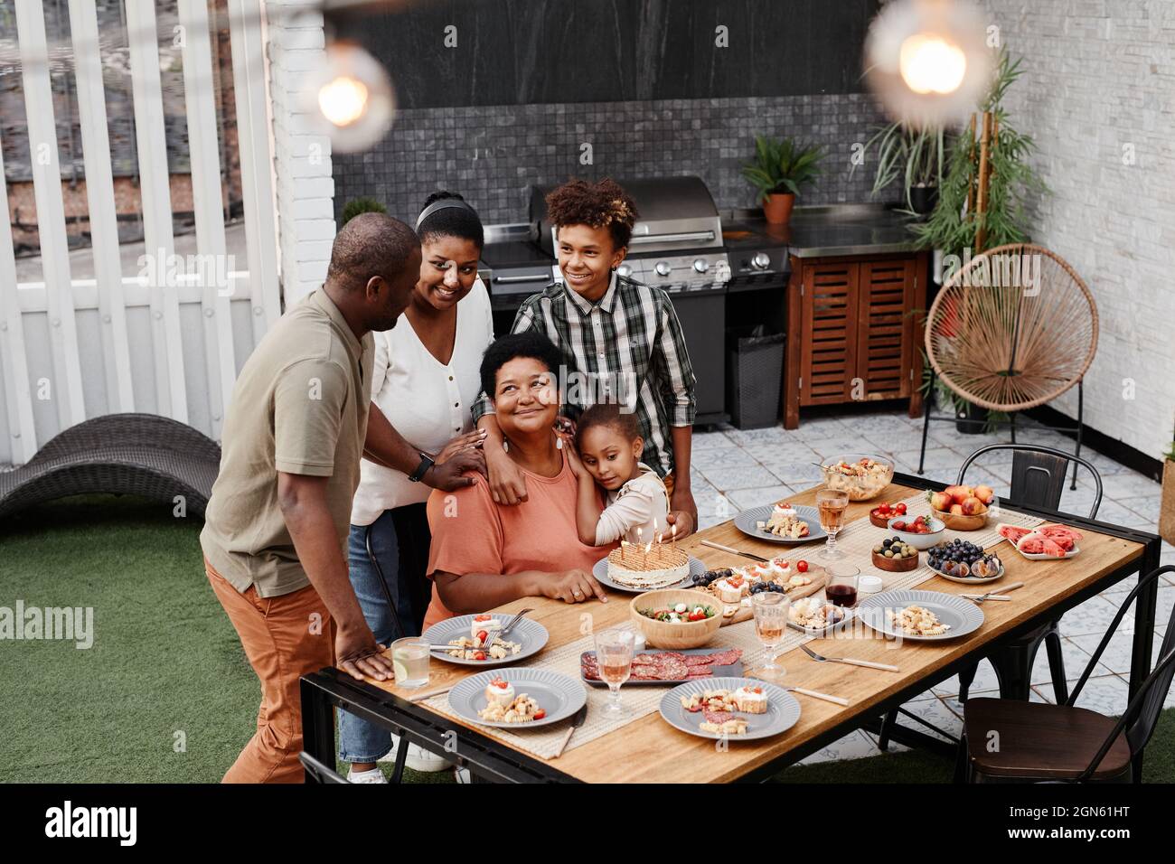 Portrait d'une grande famille afro-américaine célébrant la grand-mère aimante au dîner à l'extérieur, espace de copie Banque D'Images