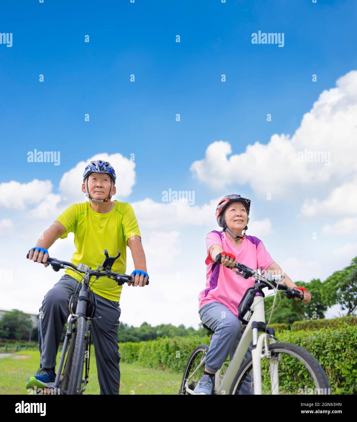Asiatique en bonne santé, couple senior s'exerçant avec des vélos Banque D'Images