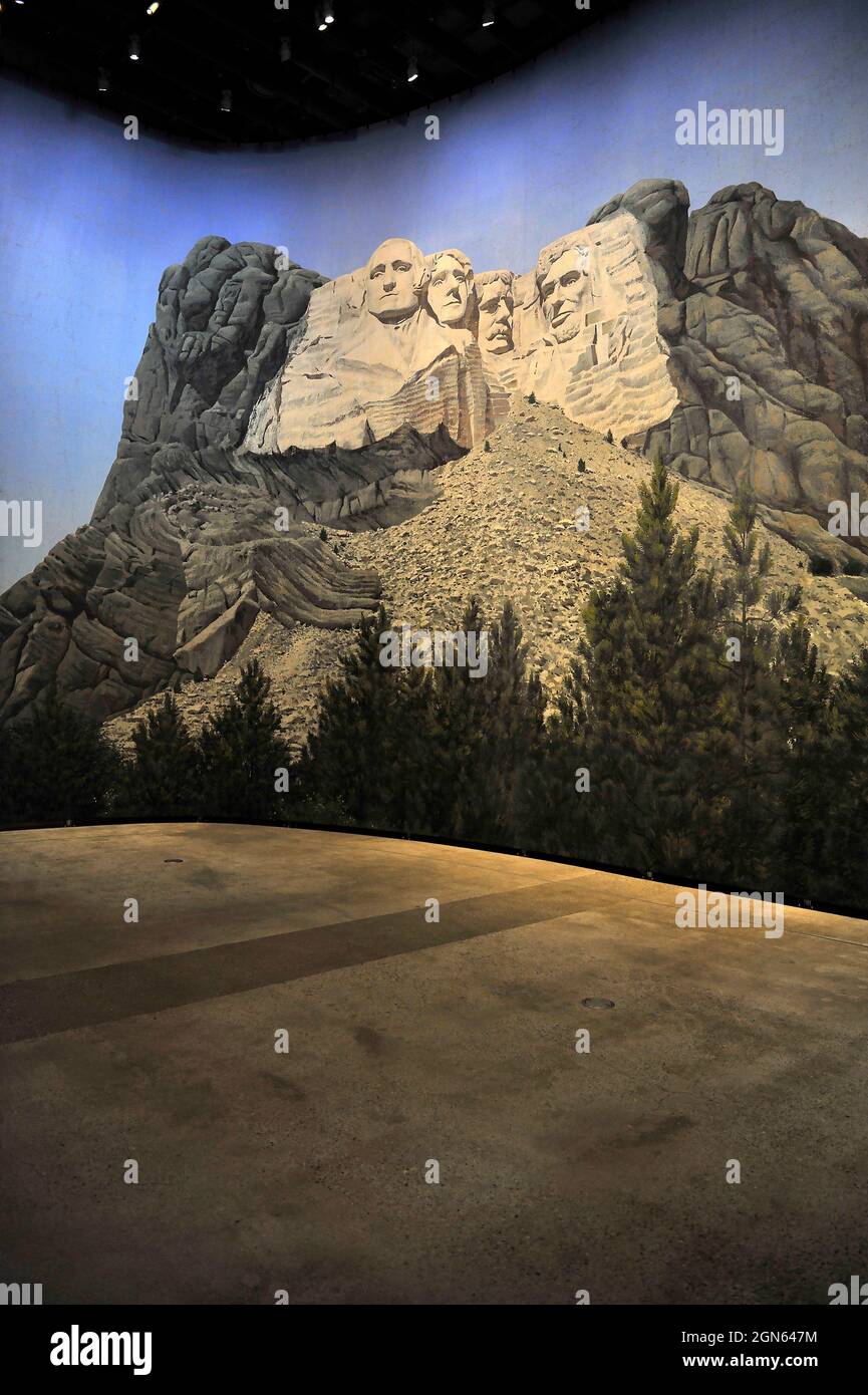 Toile de fond peinte du Mont Rushmore du film Alfred Hitchcock Nord par Nord-Ouest à l'Academy Museum of Motion Pictures, Los Angeles. Banque D'Images
