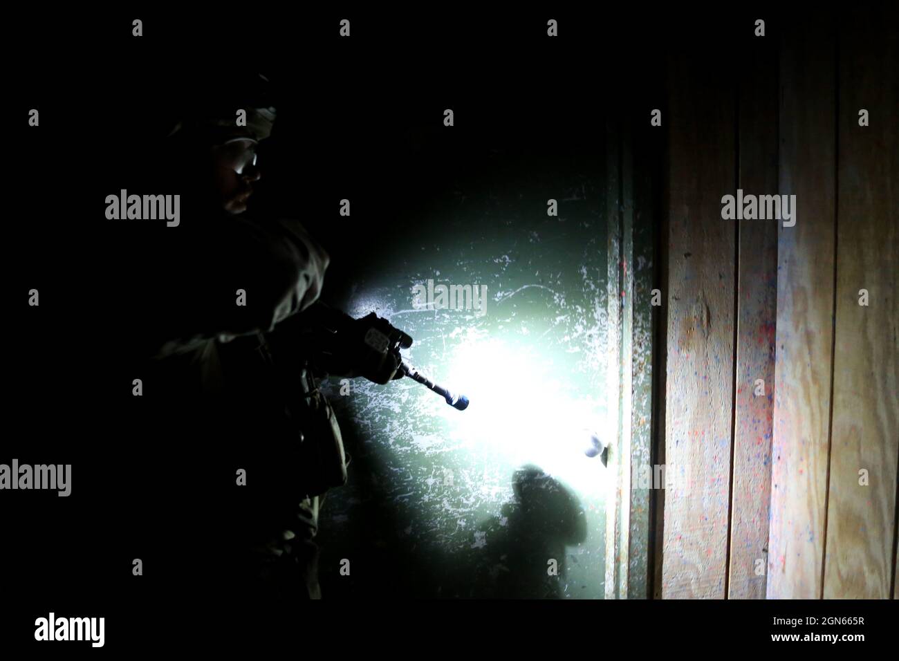 Une Marine royale britannique avec 43 Commando Fleet protection Group Royal Marines fournit la sécurité tout en effectuant des techniques de bataille de proximité en basse lumière (CQB) avec un système de marquage des armes légères à effets spéciaux pendant l'exercice Tartan Eagle à l'activité de soutien naval Northwest Annex, Chesapeake, Virginie, le 20 septembre 2021. L'entraînement du CQB a permis aux Royal Marines britanniques de développer leurs compétences, de nettoyer les pièces avec compétence et d'engager efficacement un ennemi à l'intérieur. L'exercice Tartan Eagle est un exercice d'entraînement bilatéral semestriel pour l'armée américaine et les Royal Marines britanniques pour former close-Quarters Battle str Banque D'Images