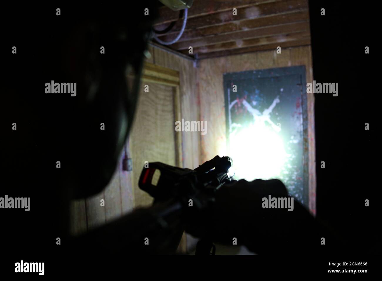 Une Marine royale britannique avec 43 Commando Fleet protection Group Royal Marines fournit la sécurité tout en effectuant des techniques de bataille en petits quartiers (CQB) à faible lumière avec des effets spéciaux système de marquage des armes de petit calibre pendant l'exercice Tartan Eagle à l'activité de soutien naval Northwest Annex, Chesapeake, Virginie, le 20 septembre 2021. L'entraînement du CQB a permis aux Royal Marines britanniques de développer leurs compétences, de nettoyer les pièces avec compétence et d'engager efficacement un ennemi à l'intérieur. L'exercice Tartan Eagle est un exercice d'entraînement bilatéral semestriel pour l'armée américaine et les Royal Marines britanniques afin de former la strate de bataille des quartiers proches Banque D'Images