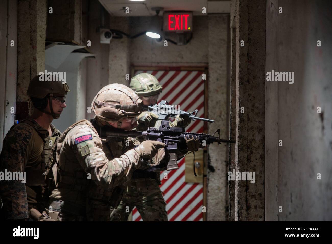 Sergent du corps des Marines des États-Unis Jim Steele, un instructeur de combat de quartier fermé (CQB) avec la compagnie d'entraînement, l'équipe de tactique de récupération, Marine corps Security Force Regiment, guide les Royal Marines britanniques avec 43 Commando Fleet protection Group Royal Marines tout en menant des techniques CQB pendant l'exercice Tartan Eagle à l'activité de soutien naval Northwest Annex, Chesapeake, Virginie le 17 septembre 2021. L'entraînement du CQB a permis aux Royal Marines britanniques de développer leurs compétences, de nettoyer les pièces avec compétence et d'engager efficacement un ennemi à l'intérieur. L'exercice Tartan Eagle est un exercice d'entraînement bilatéral semestriel pour le mil des États-Unis Banque D'Images