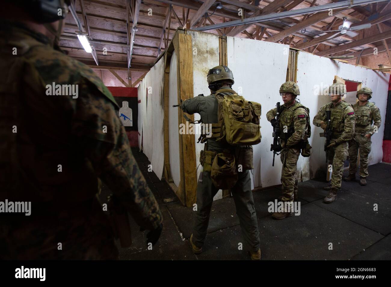 Sergent du corps des Marines des États-Unis Legros Stedji, un rifleman de l'équipe de tactique de récupération du Marine corps Security Force Regiment, effectue des procédures de défrichement avec les Royal Marines britanniques avec 43 Commando Fleet protection Group Royal Marines pendant l'exercice Tartan Eagle à l'activité de soutien naval Northwest Annex, Chesapeake, Virginie, le 16 septembre 2021. La formation CQB a permis aux Marines des États-Unis de développer leurs compétences aux côtés des Marines britanniques avec un champ d'occupation similaire pour engager efficacement un ennemi à l'intérieur. L'exercice Tartan Eagle est un exercice d'entraînement bilatéral semestriel pour l'armée américaine et britannique Banque D'Images
