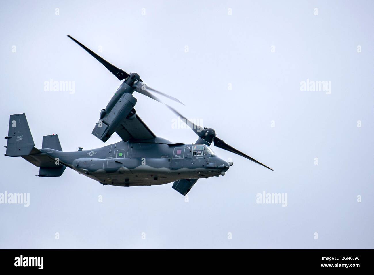 Un CV-22A Osprey affecté à l'escadre des opérations spéciales 352d vole au-dessus de la tête lors d'un exercice d'emploi au combat Agile à la RAF Fairford, en Angleterre, le 13 septembre 2021. Les aviateurs de la 501e Escadre de soutien au combat, de la 100e Escadre de ravitaillement en vol et de l'ÉDT 352d se sont associés pour effectuer un exercice ACE afin de tester leurs capacités globales de préparation et de létalité. L'exercice permet aux forces américaines en Europe d'opérer à partir de sites ayant des niveaux variables de capacité et de soutien. (É.-U. Photo de la Force aérienne par le premier Airman Eugene Oliver) Banque D'Images