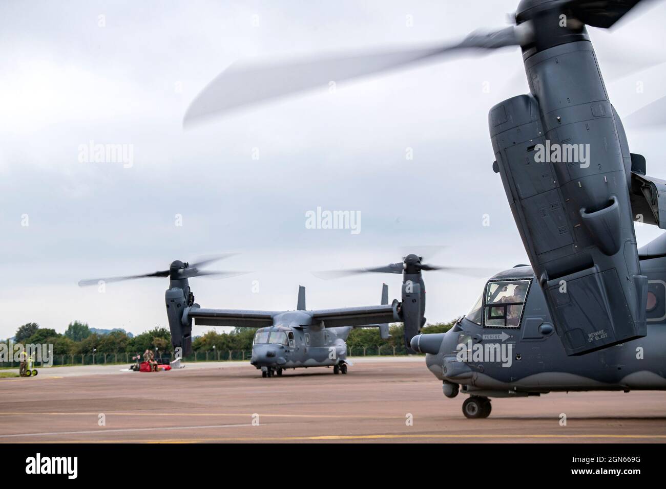 Deux Ospreys CV-22A affectés à l'escadre des opérations spéciales 352d se préparent à prendre leur départ lors d'un exercice d'emploi au combat Agile à la RAF Fairford, en Angleterre, le 13 septembre 2021. L'exercice permet aux forces américaines en Europe d'opérer à partir de sites ayant des niveaux variables de capacité et de soutien. Cela permet également de s'assurer que les aviateurs et les équipages sont postesurés pour fournir une puissance de combat mortelle sur toute la gamme des opérations militaires. (États-Unis Photo de la Force aérienne par le premier Airman Eugene Oliver) Banque D'Images