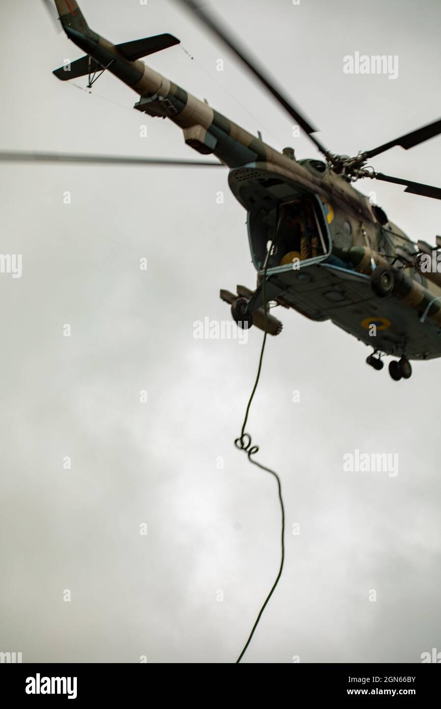 Des soldats ukrainiens se cordent rapidement d'un HÉLICOPTÈRE MI-8, pendant le Rapid Trident 2021. Des soldats de 15 nations participent à l'exercice. Les Américains observent que des soldats ukrainiens, polonais et lituaniens mènent des opérations urbaines contre l'OPFOR ukrainien. Banque D'Images