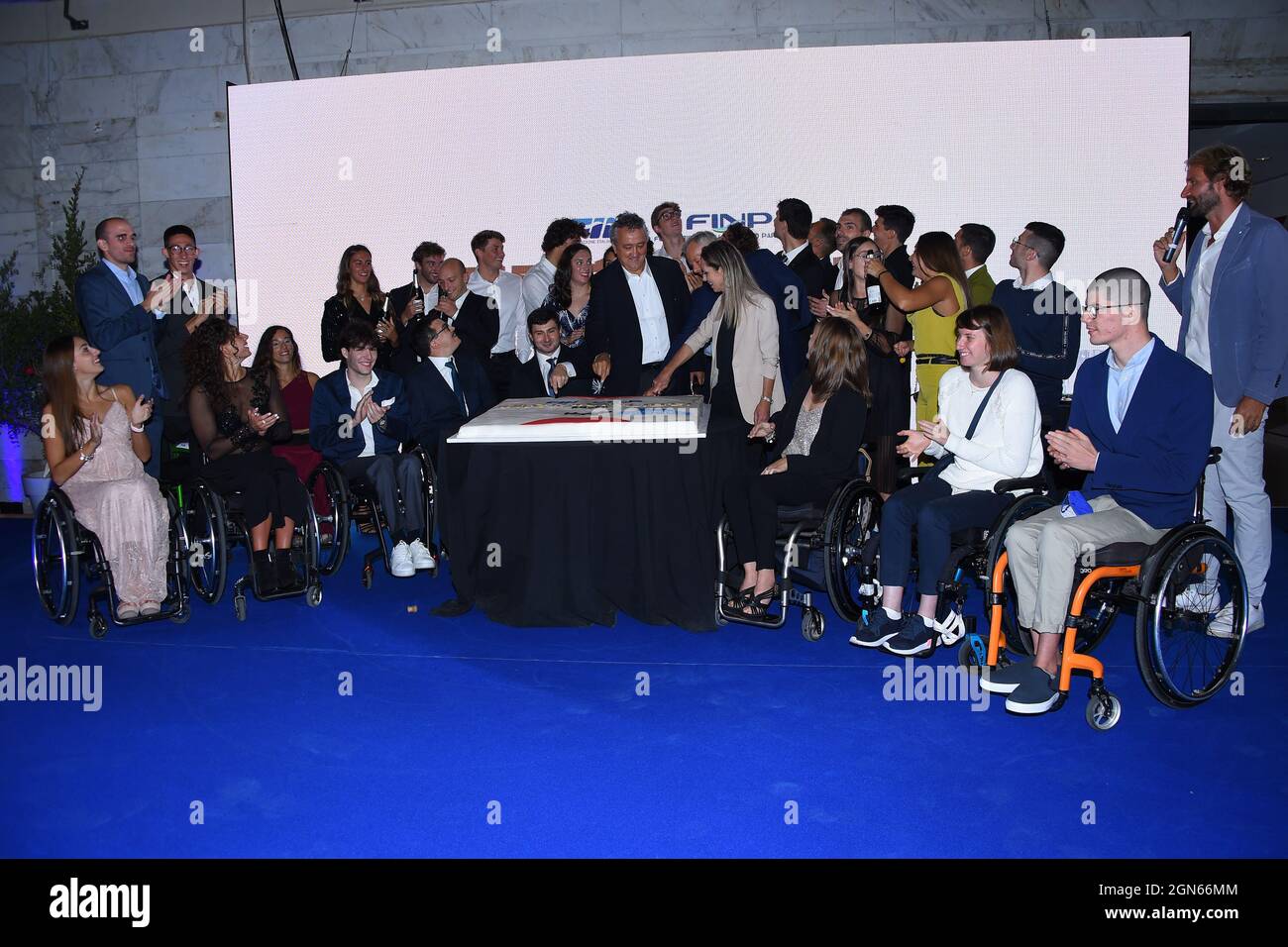 Rome, Latium. 22 septembre 2021. La coupe du gâteau pendant le Gala i merveilleusement une soirée pour célébrer les médailles olympiques et paralympiques de natation de Tokyo au Foro Italico à Rome, Italie, le 22 septembre 2021. Fotografo01 crédit: Agence de photo indépendante/Alamy Live News Banque D'Images