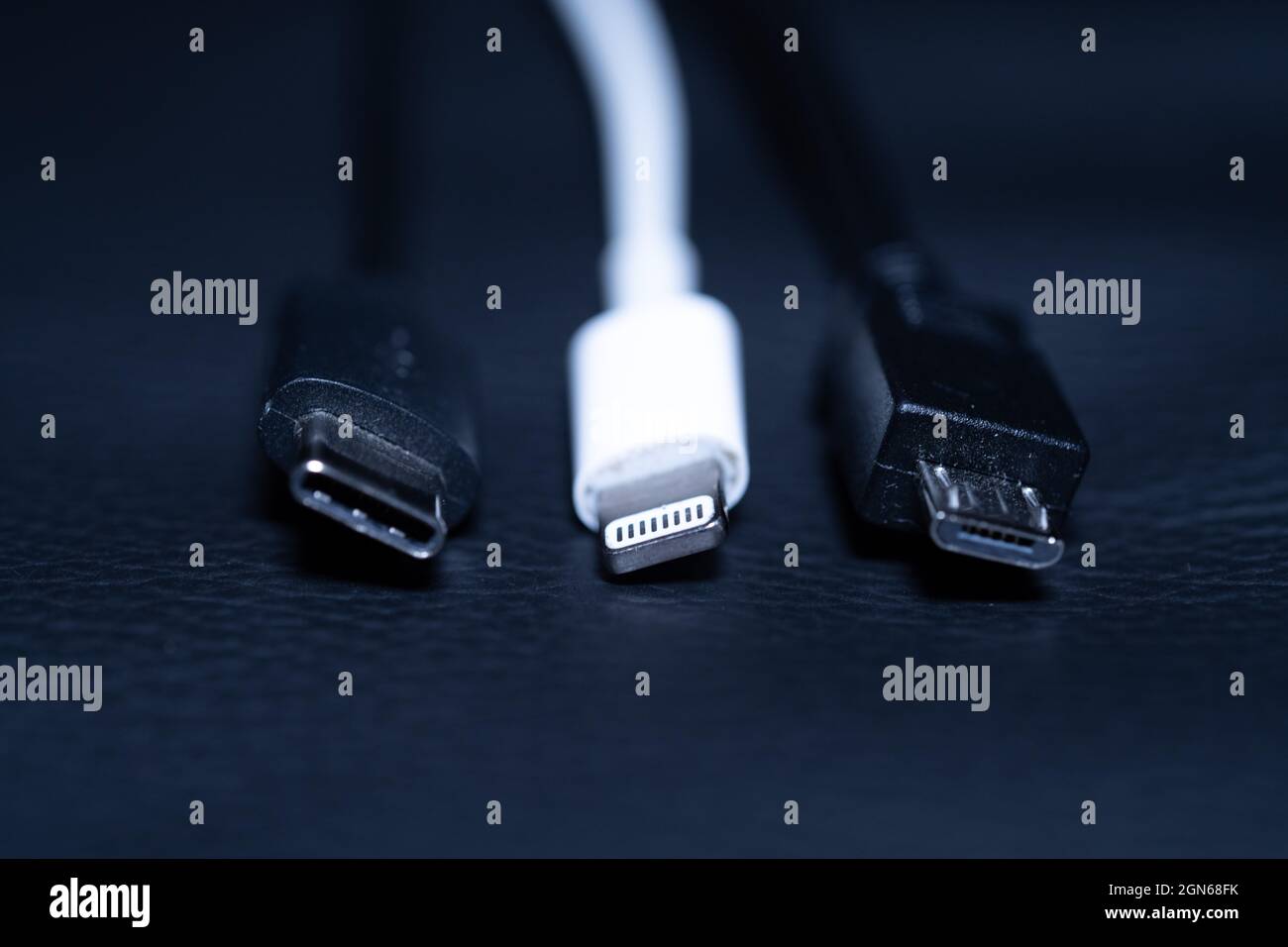 22 septembre 2021, Basse-Saxe, Oldenburg: Un USB-C (l-r), un Apple Lightning et un câble micro-USB (l-r) peuvent être vus les uns à côté des autres. La Commission européenne présente une proposition pour le port de recharge unifié pour les téléphones mobiles. La question des chargeurs préoccupe les institutions de l'UE depuis plus d'une décennie. En 2009, sous la pression de la Commission européenne, 14 fabricants de téléphones mobiles, dont Apple, ont convenu d'une norme uniforme pour les blocs d'alimentation dans un engagement volontaire. En ce qui concerne les prises dans les smartphones et les tablettes, trois types restent de ce qui était autrefois plusieurs douzaines: Le maintenant obsolète Banque D'Images