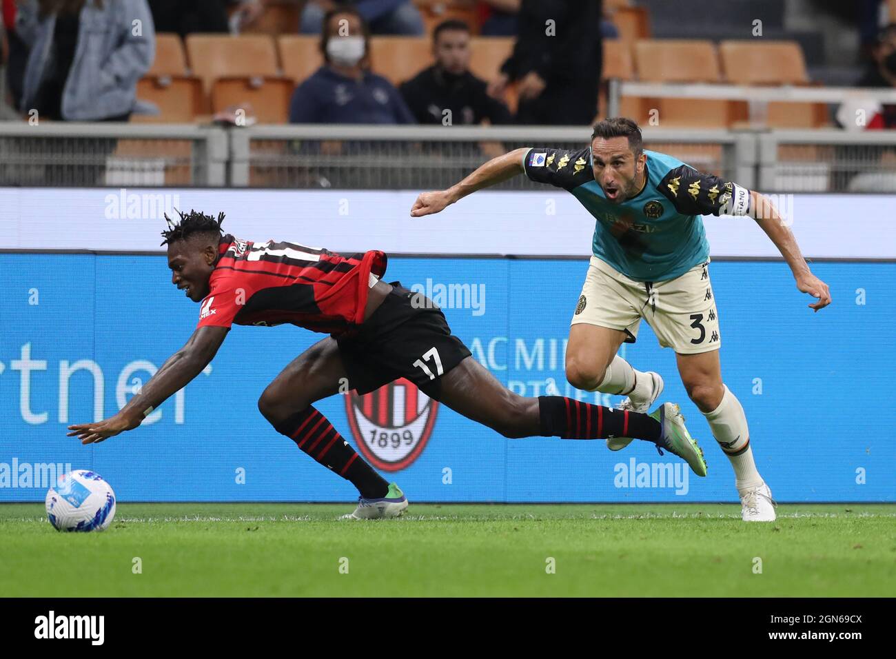 Milan, Italie, 22 septembre 2021. Rafael Leao de l'AC Milan est fouillé par Cristian Molinaro de Venezia FC pendant la série A match à Giuseppe Meazza, Milan. Crédit photo à lire: Jonathan Moscrop / Sportimage crédit: Sportimage / Alay Live News Banque D'Images