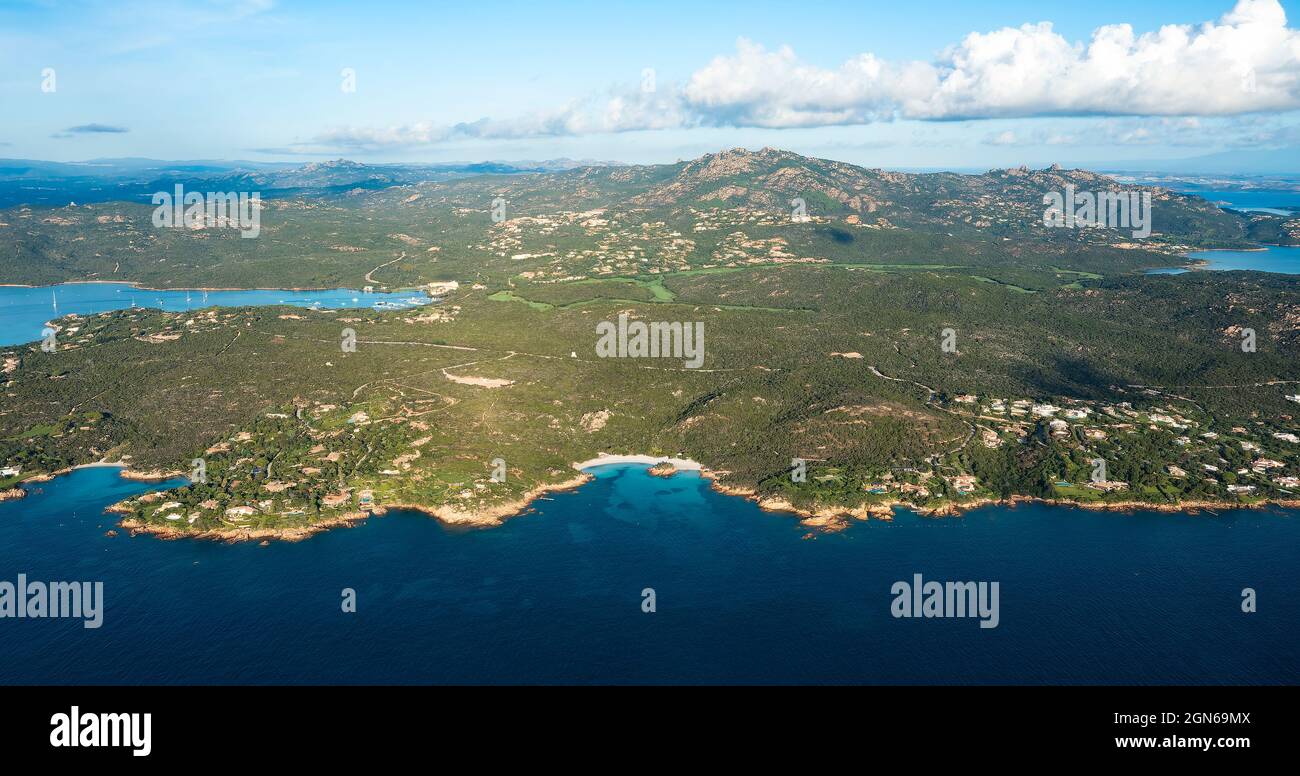 Vue d'en haut, prise de vue aérienne, vue panoramique sur une côte verte avec la magnifique plage de Prince (Spiaggia del principe) Banque D'Images