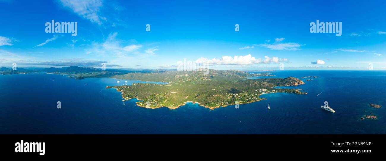 Vue d'en haut, prise de vue aérienne, vue panoramique sur une côte verte avec quelques belles plages baignées par une eau turquoise. Sardaigne, Italie. Banque D'Images