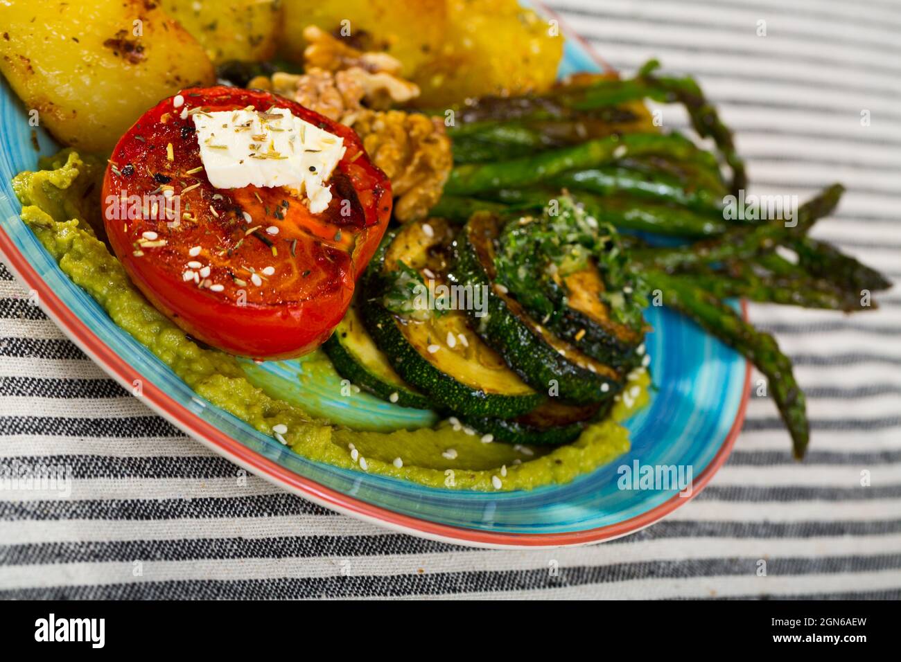 Photographie d'assiette avec légumes cuits au four Banque D'Images