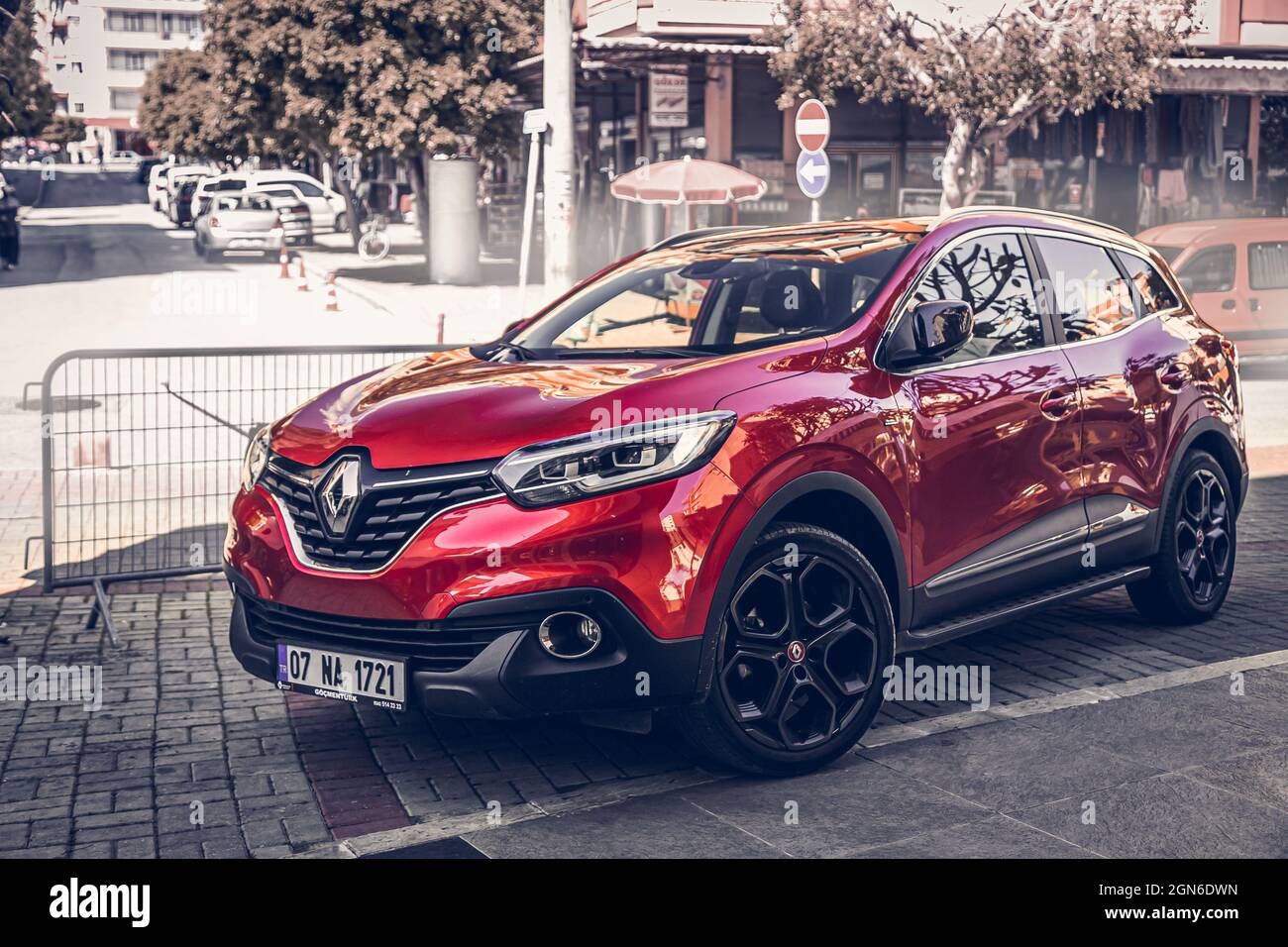 Alanya, Turquie – 12 2021 avril : Red Renault Captur garée dans la rue en ville sur fond d'un bâtiment, de boutiques, d'arbres Banque D'Images