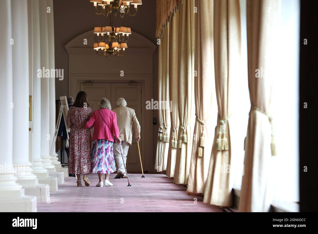 Deux générations d'une famille photographiée se promenant ensemble dans un hôtel d'Eastbourne, East Sussex, Royaume-Uni. Banque D'Images