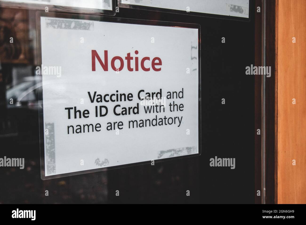 La vue de l'affiche à l'entrée du restaurant local BC Vaccine Card et la carte d'identité avec le nom sont obligatoires Banque D'Images La vue de l'affiche à l'entrée du restaurant local BC Vaccine Card et la carte d'identité avec le nom sont obligatoires Banque D'Images