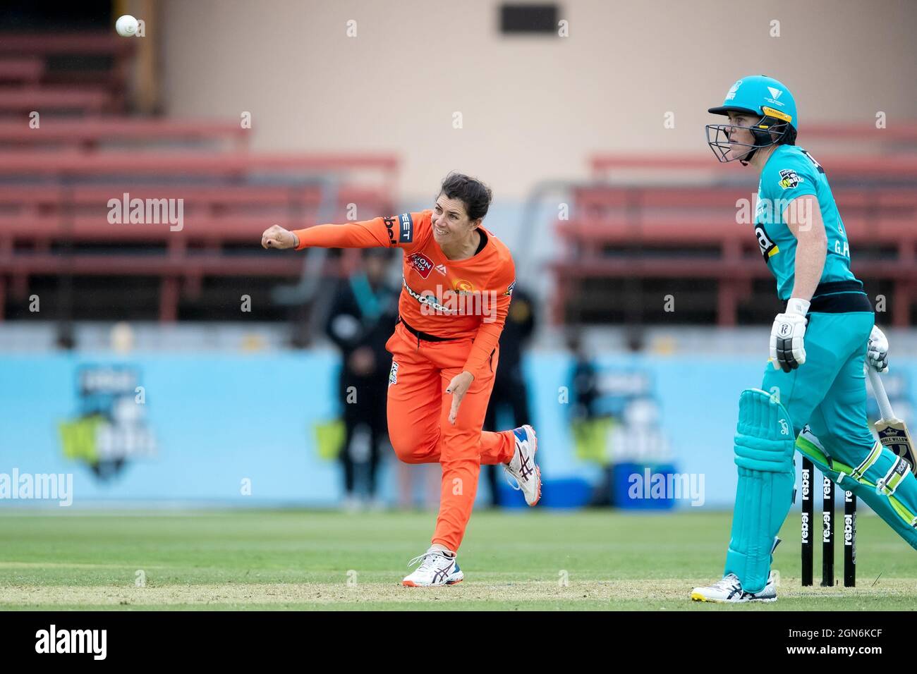 Taneale Peschel de Perth Scorchers s'est disputée pendant la semaine 1 match de cricket de la Big Bash League pour femmes entre Perth Scorchers et Brisbane Heat. Credit: Pete Dovgan/Speed Media/Alay Live News Banque D'Images