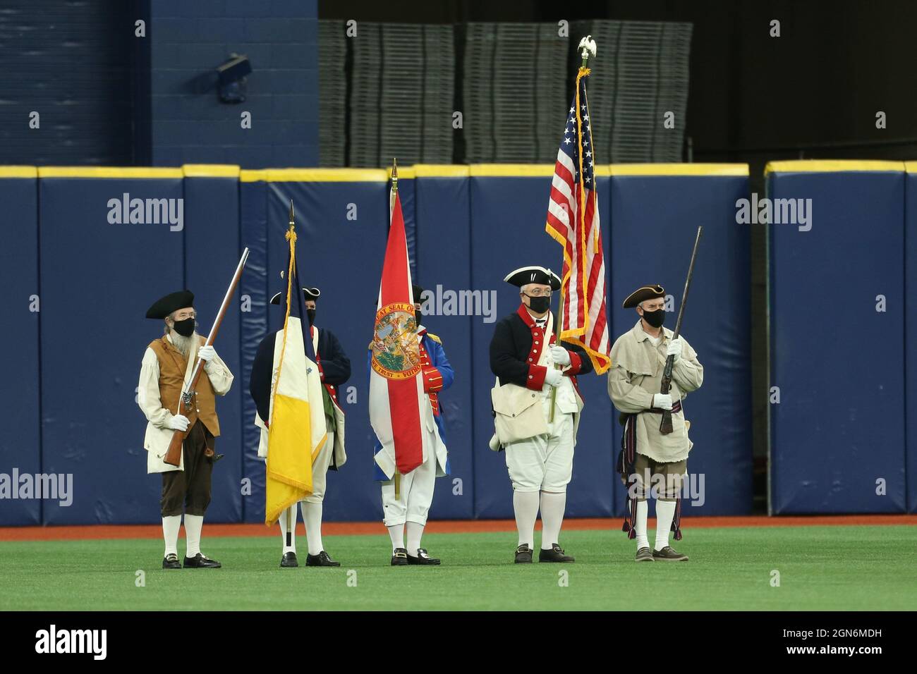 Saint-Pétersbourg, Floride. USA; Une vue générale de la présentation des drapeaux pour l'hymne national lors d'un match de base-ball de ligue majeure entre le camp Banque D'Images