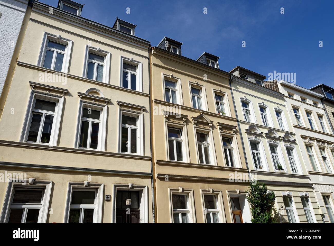 une rangée de trois maisons à fenêtre typiques de la fin du xixe siècle à cologne ehrenfeld Banque D'Images