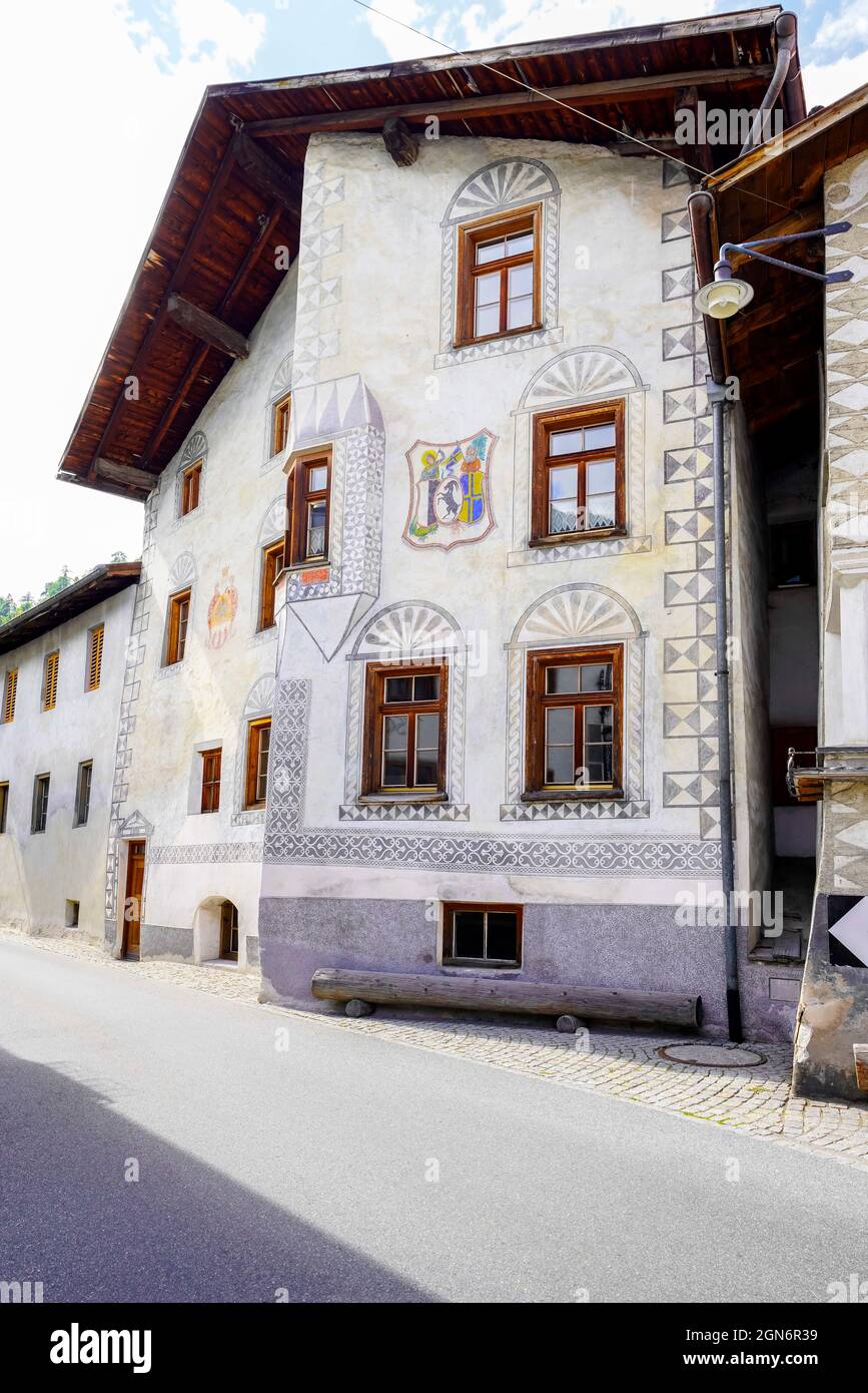 Müstair est le plus grand village de la vallée et a une frontière directe avec le Tyrol du Sud. Charlemagne l'a rendu célèbre dans le monde entier en construisant le monastère Banque D'Images