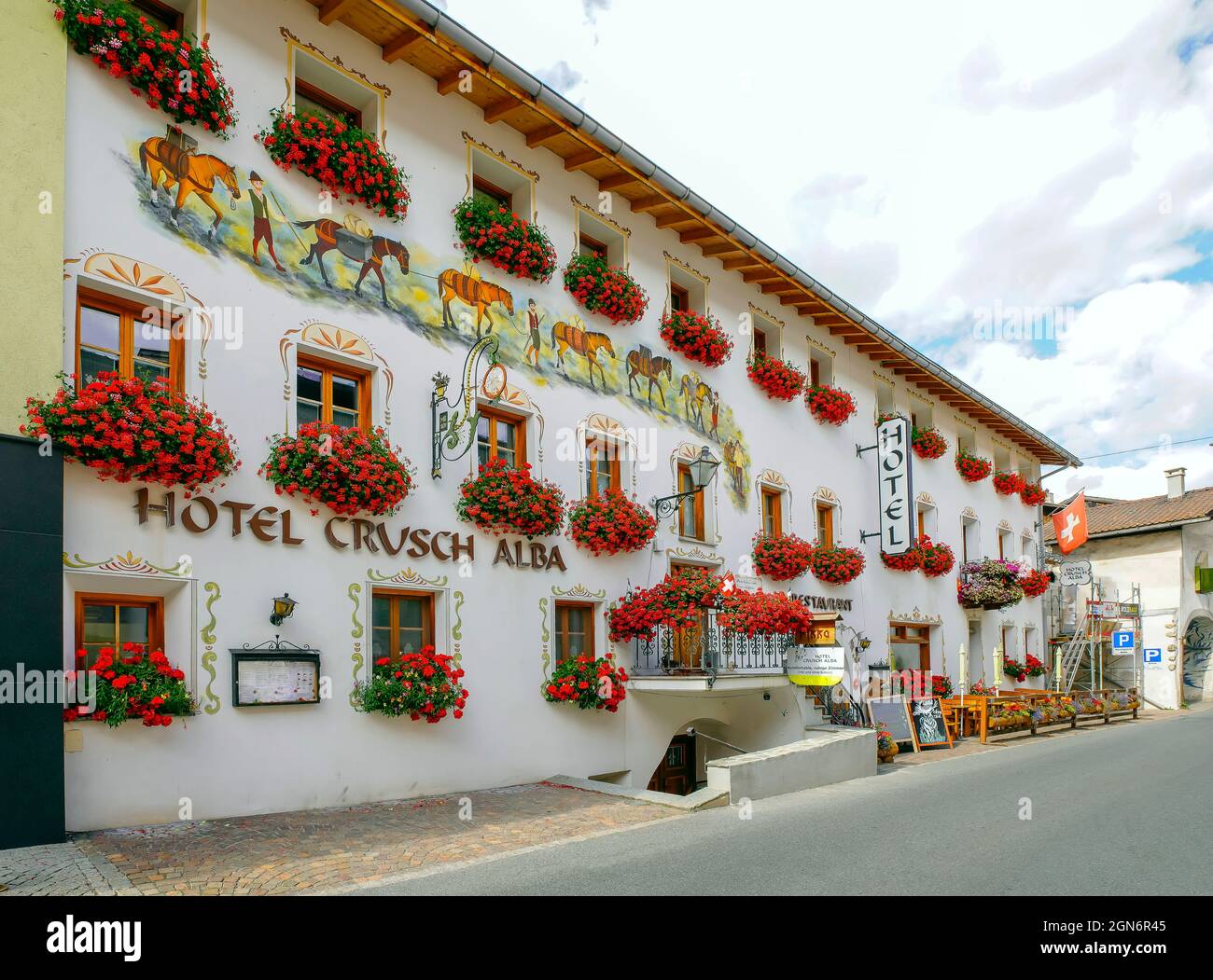 Bâtiment coloré de l'hôtel Crusch Alba à Santa Maria Val Müstair, dans l'est de la Suisse, près de la frontière avec l'Italie. Canton des Grisons (canton du Banque D'Images