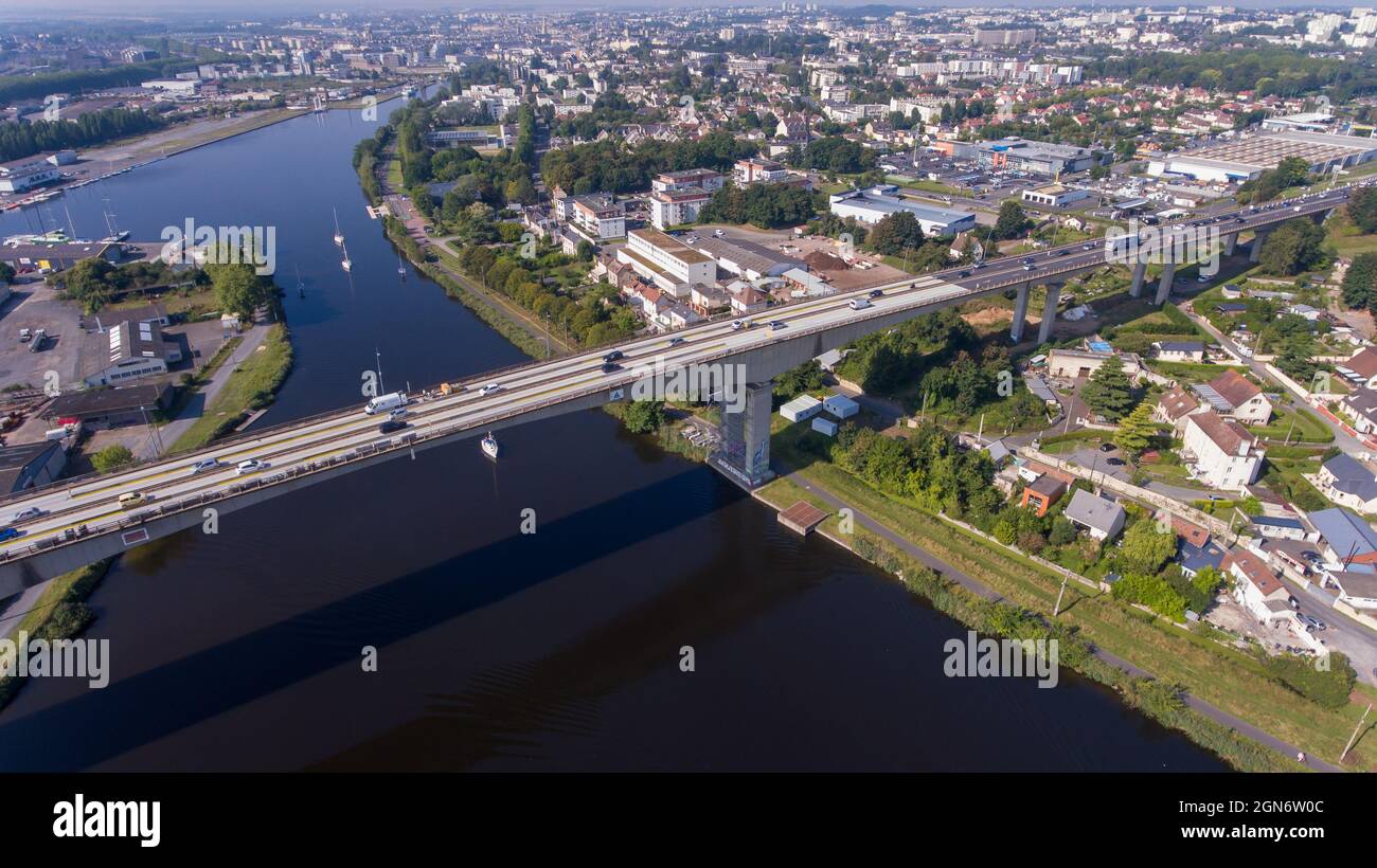 CAEN, FRANCE-SEPTEMBRE 2021 : Viaduc de Calix sur le canal de caen. Le plus grand pont de Caen, une route importante pour les voitures. Une photo du drone, dans Banque D'Images