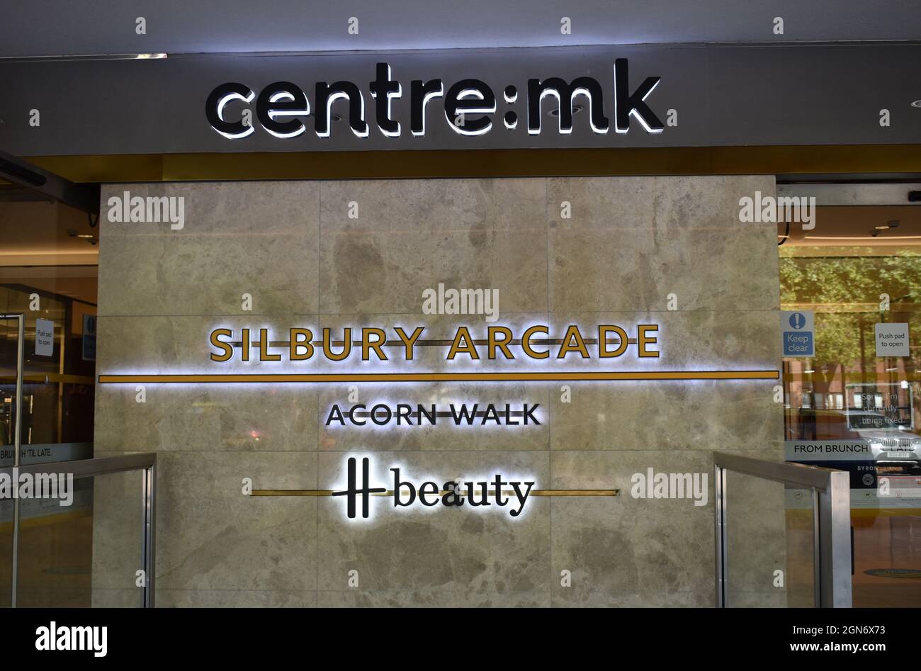 Panneau à l'une des entrées du centre :mk dans le centre de Milton Keynes, à Acorn Walk sur Silbury Arcade. Banque D'Images
