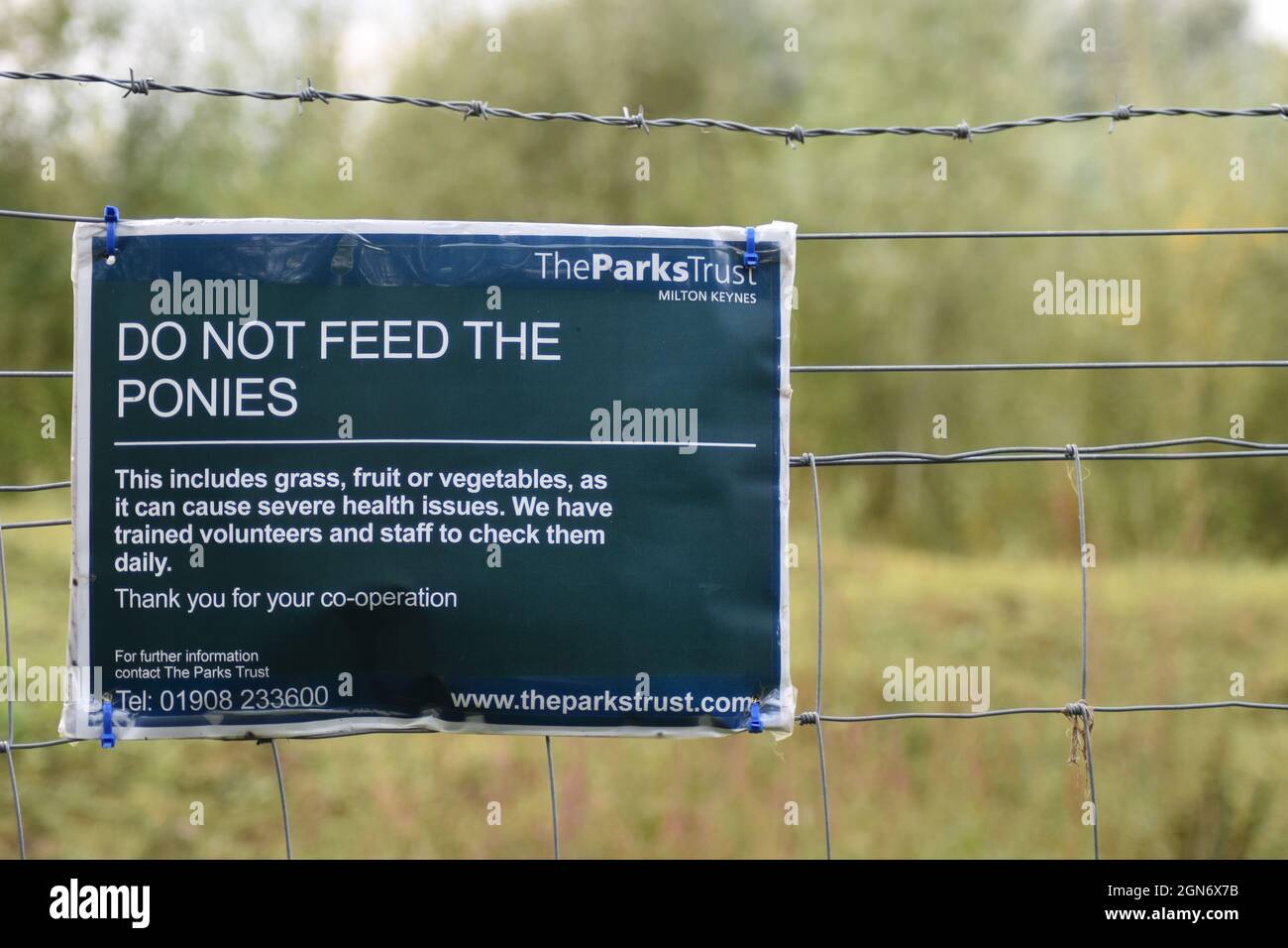 Un panneau à la réserve naturelle de la forêt de la plaine inondable à Old Wolverton, Milton Keynes. 'Ne pas alimenter les poneys.' Banque D'Images
