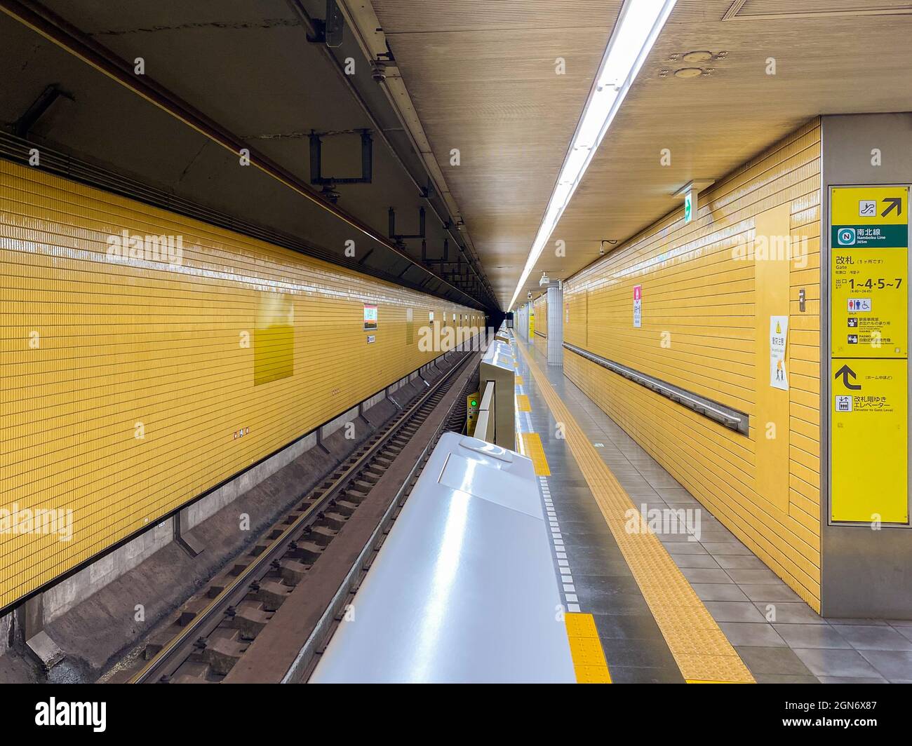 Tokyo, Japon - 19 novembre 2019 : train de banlieue ligne Yamanote du Japan Railway au métro de Tokyo Banque D'Images