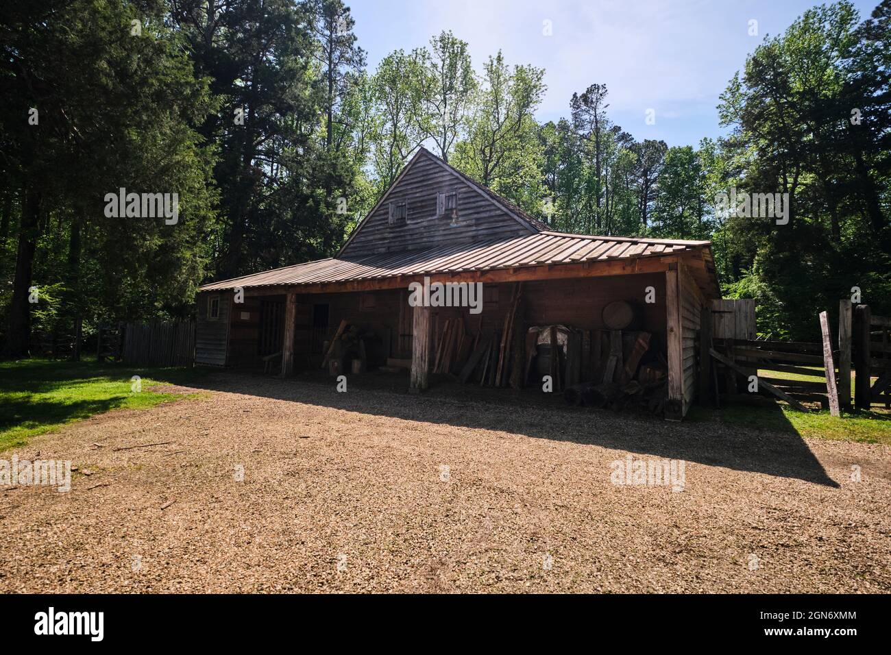 La grange avec des outils sur la plantation Tudor. Au parc historique de Pampelin et au musée national de la guerre de Sécession du soldat de la guerre de Sécession à Petersbourg, VI Banque D'Images