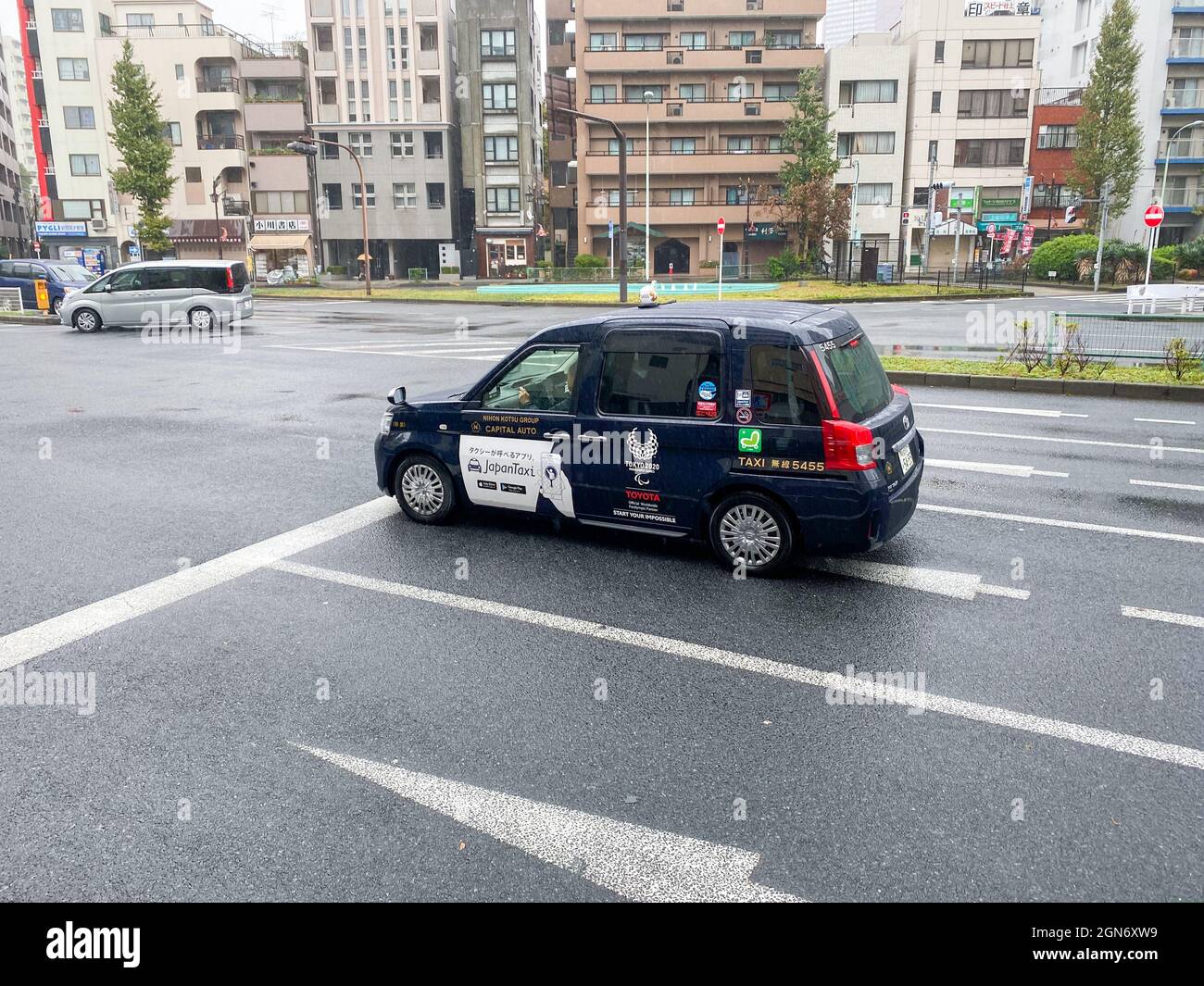Tokyo, Japon - 23 novembre 2019 : taxi japonais Toyota JPN taxi avec logo Tokyo Olympic 2020 Banque D'Images