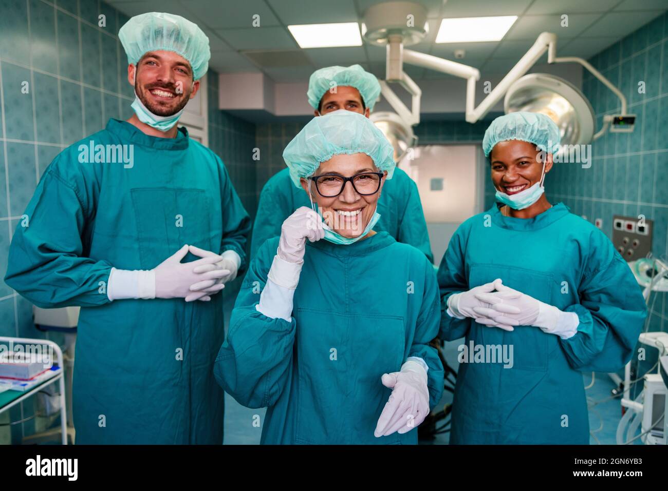 Portrait d'une équipe réussie de chirurgien debout dans la salle d'opération, prêt à travailler Banque D'Images Portrait d'une équipe réussie de chirurgien debout dans la salle d'opération, prêt à travailler Banque D'Images