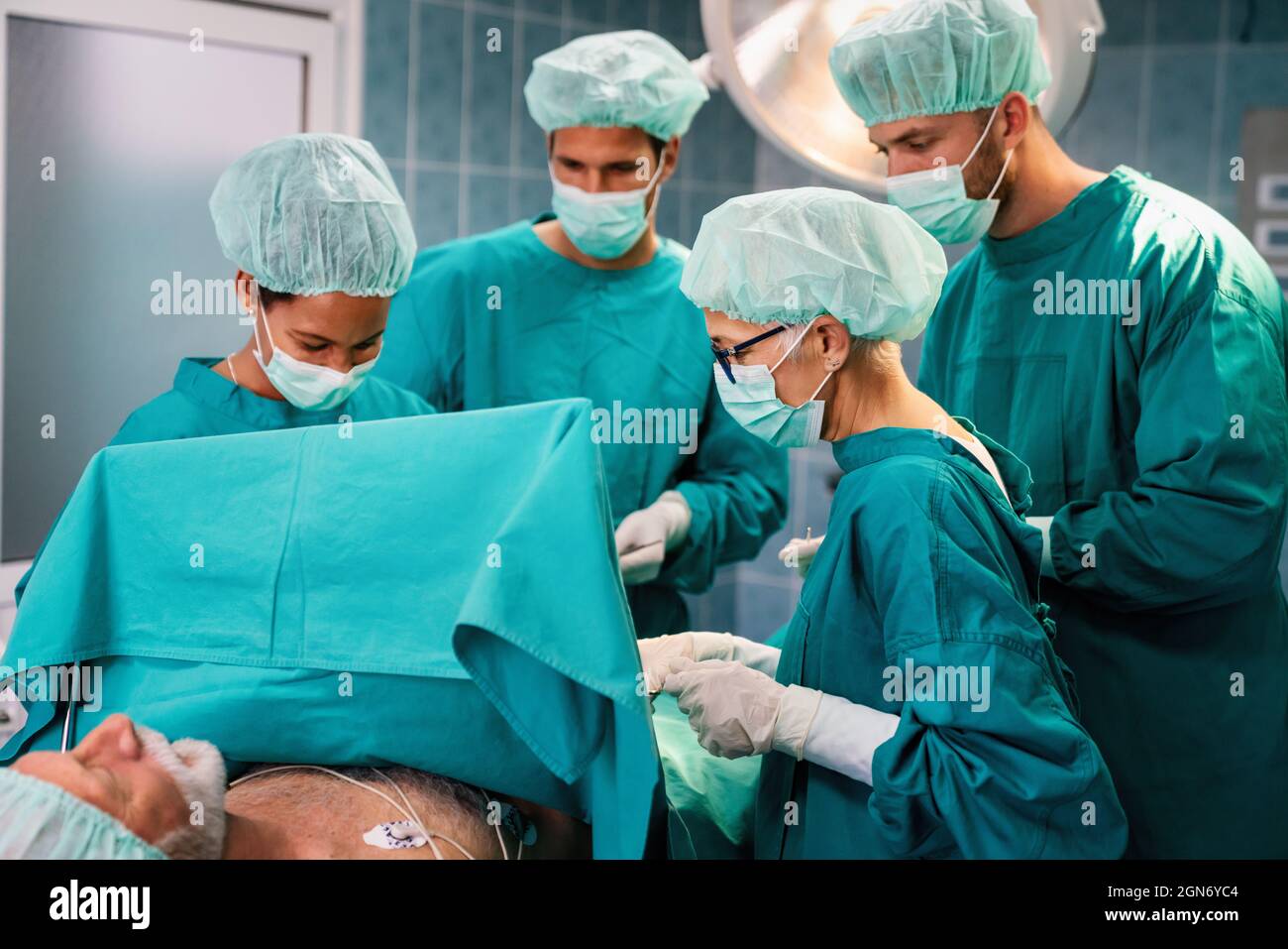 Groupe de chirurgiens au travail dans la salle d'opération de l'hôpital Banque D'Images Groupe de chirurgiens au travail dans la salle d'opération de l'hôpital Banque D'Images